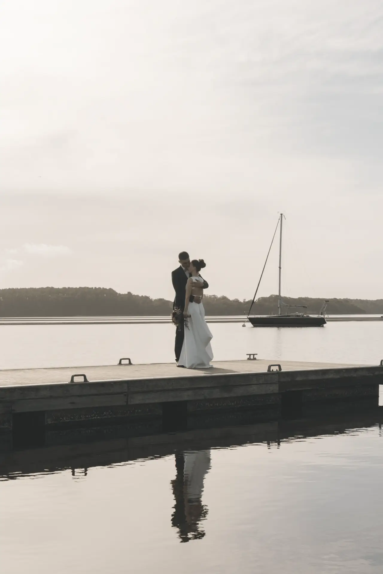 Couple de mariés enlacé bord de mer