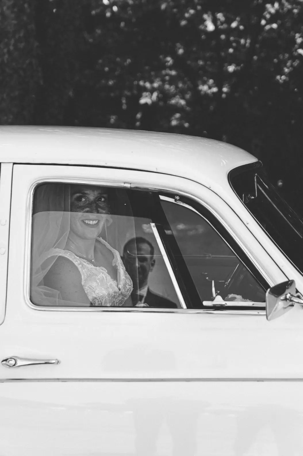 Couple de mariés dans une voiture vintage