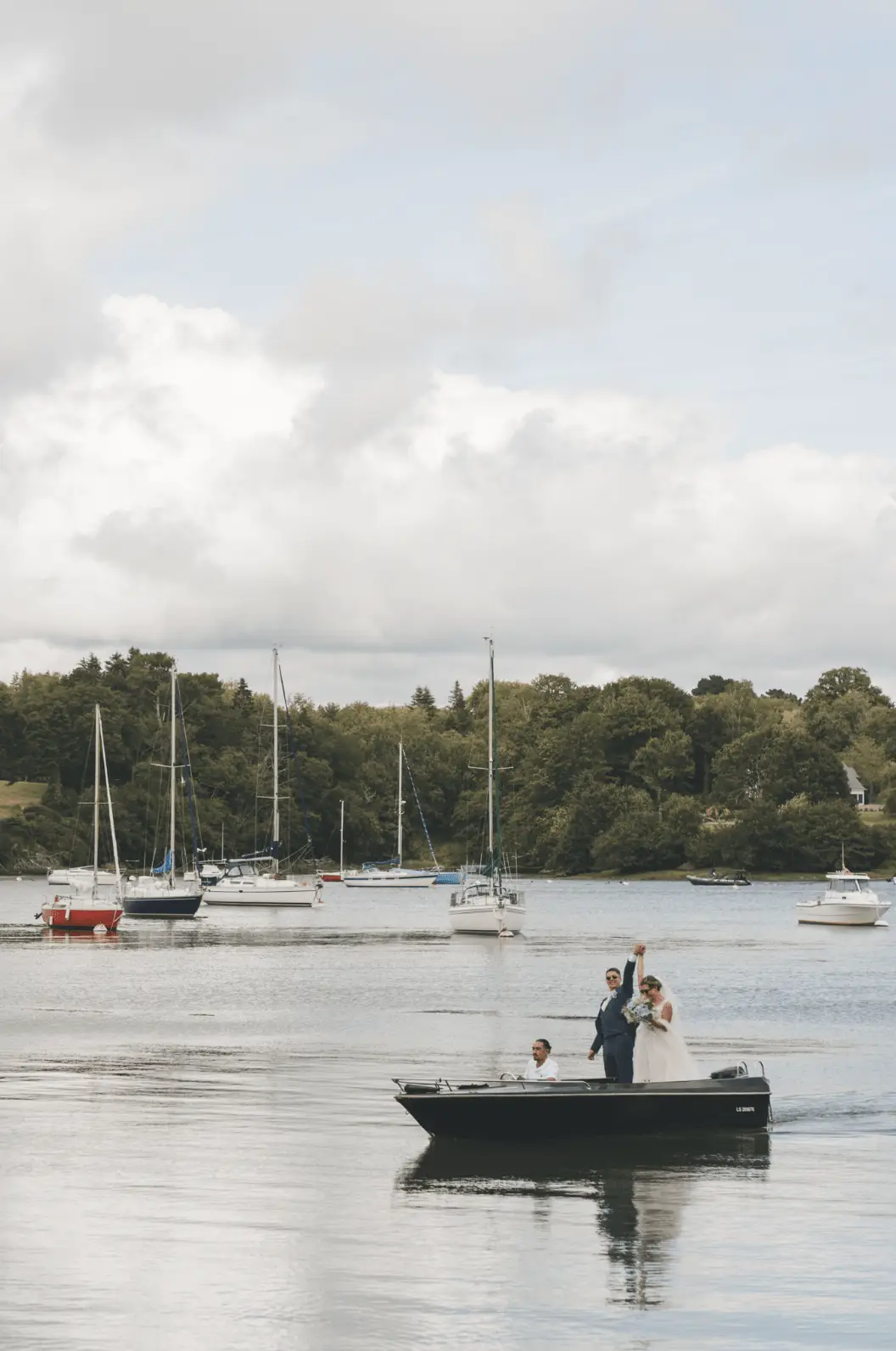 Arrivée de mariées en bateau au manoir de kerouzien
