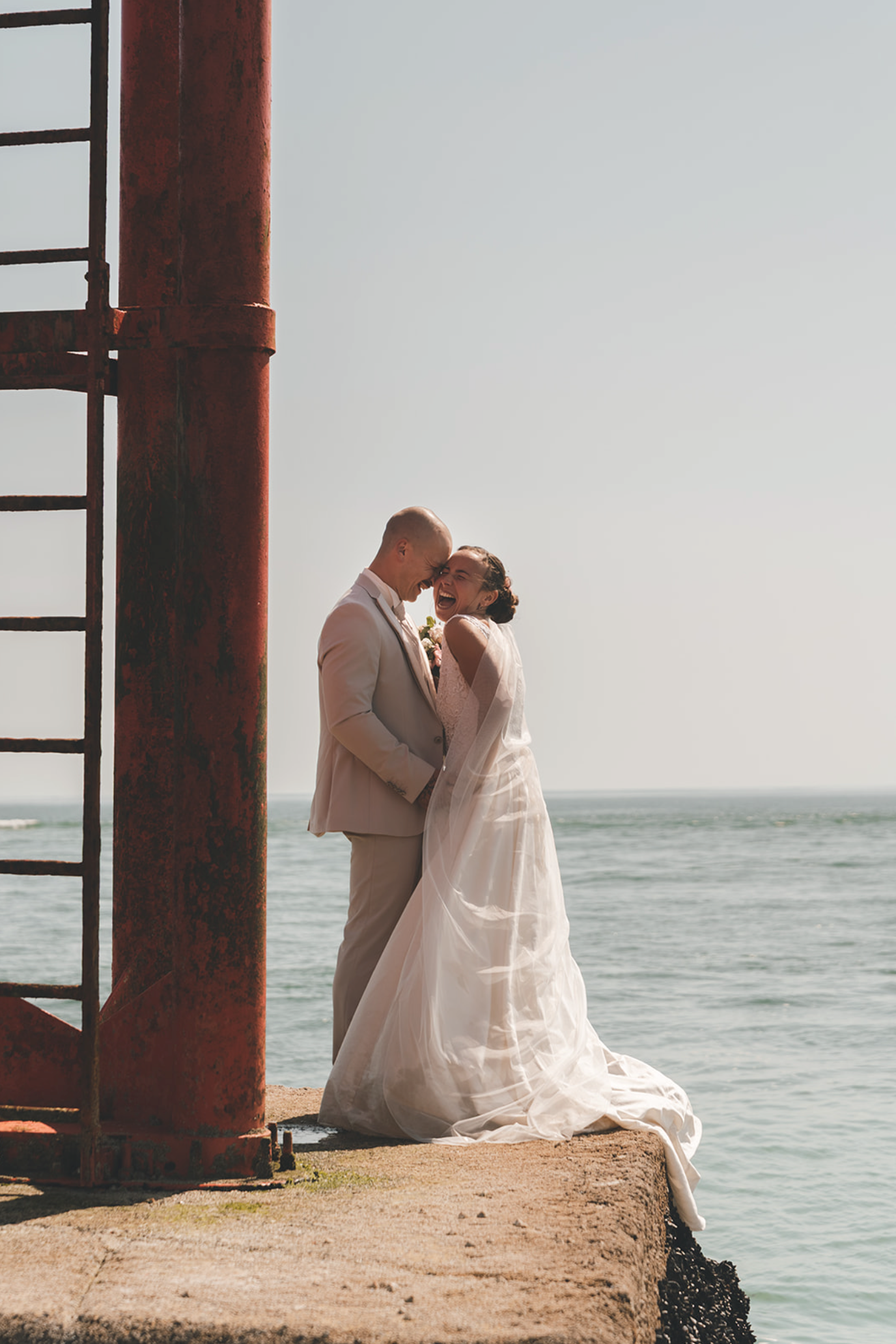 Couple de mariés à la mer